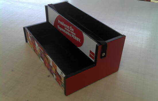 Das ist eine speziell angefertigte Treppe mit Sonderbeschriftung